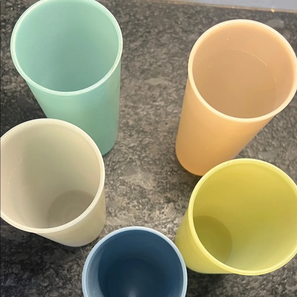 Tupperware Colorful Plastic Tumblers Set of 5. Exc vintage condition
